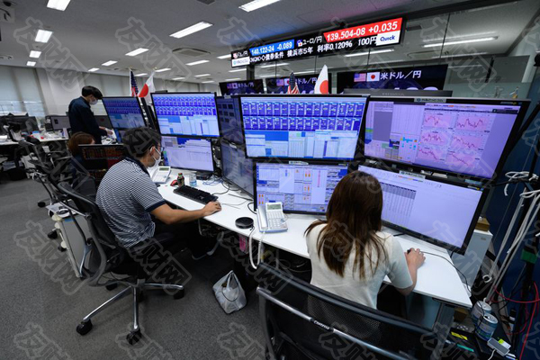 日元兑美元跌至155日元 增加了干预风险