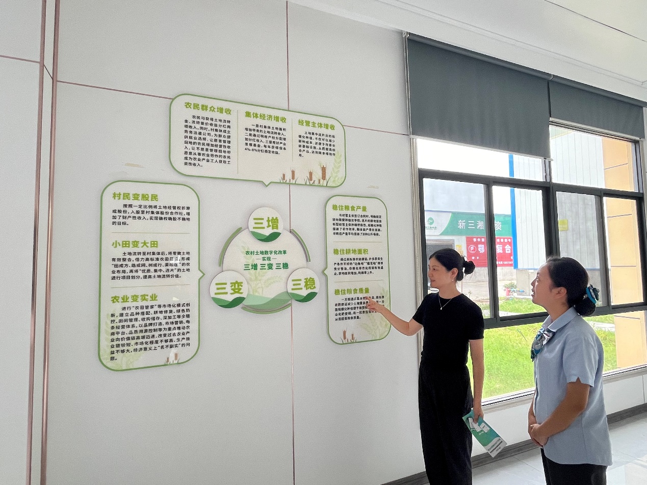 （简丽蓉向农行客户经理介绍公司产品）